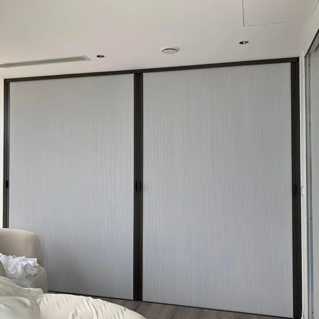 Sur bebek odası — honeycomb blackout, deliksiz montaj, tam karartma